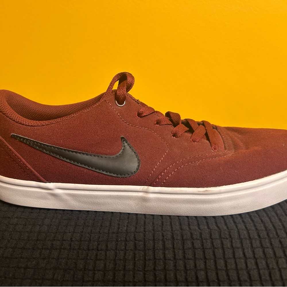 Nike SB Red and Black Sneakers Sleek Skateboarding Style